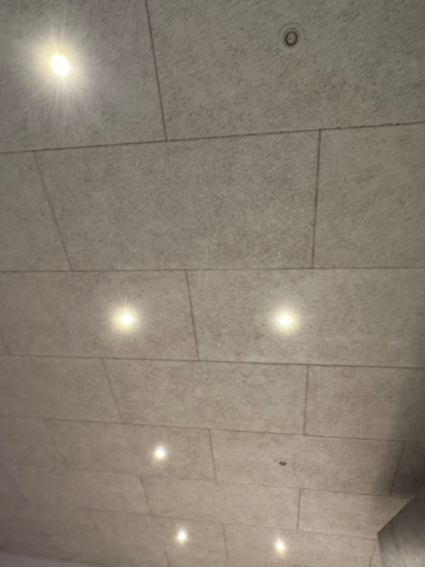 Udskiftning af 4 pærer i udendørslamper og 2 pærer i spotlys i køkken.