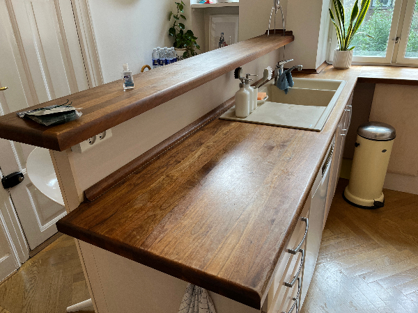 Slebet og lakeret køkkenbordplader