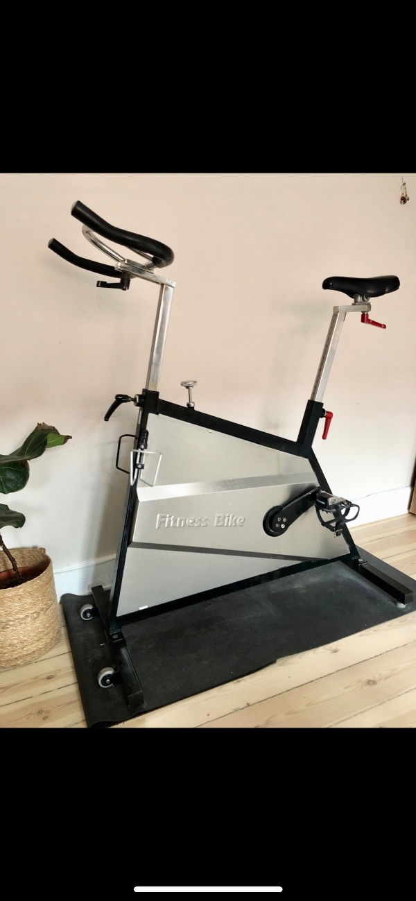 Løfte tung kondicykel fra bil til 3. sal på Amager