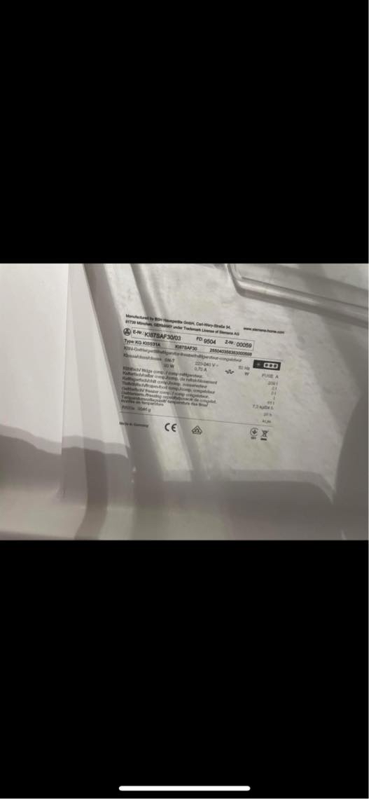 Påsætning af køleskabslåge og fryselåge i køkken samt tilretning af opvasker