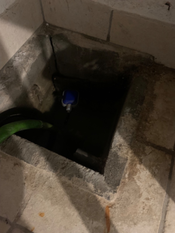 Hul i kældergulv til grundvandspumpe