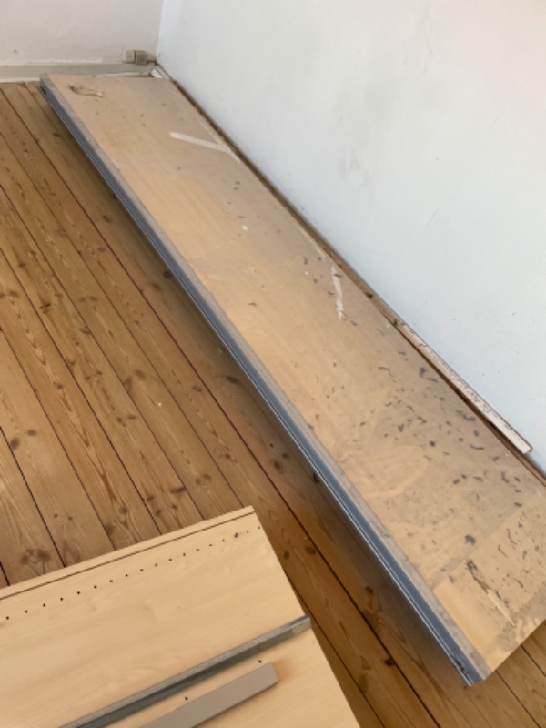 Nedbæring af skabsdele + kørsel til genbrugsstation