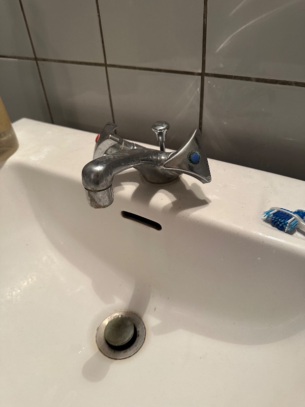 Toilet som løber og skiftning af pakninger i 5 vandhaner