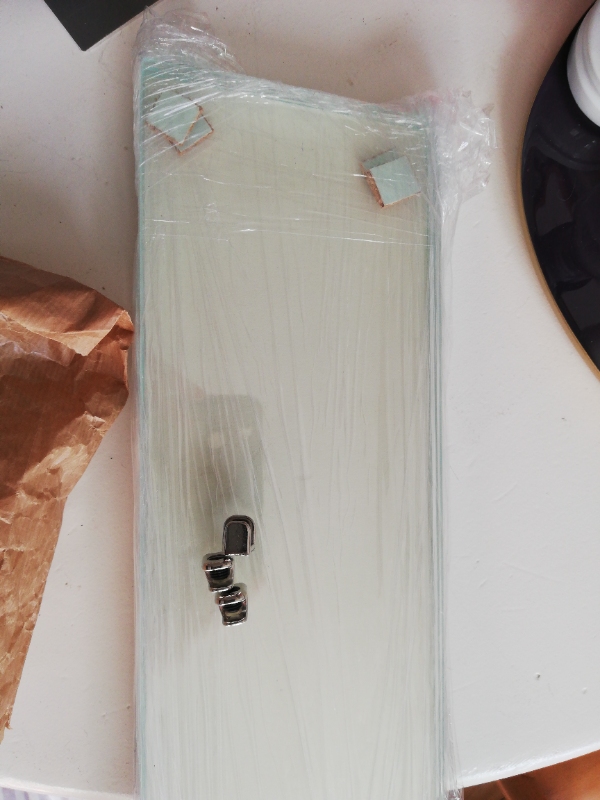 U formet badeforhængsstang skal hænges op.3 hylder skal bores op i fuge med 4 skruer til hver.