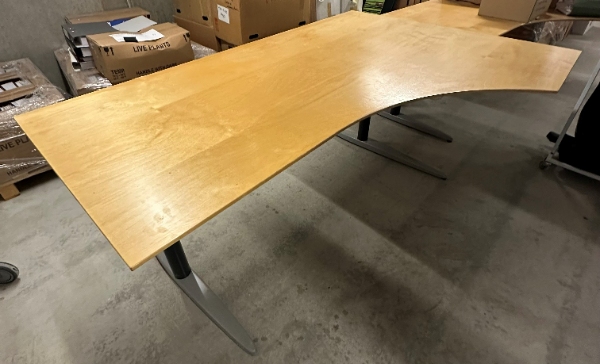 En del reoler og borde der skal sende til affaldssortering