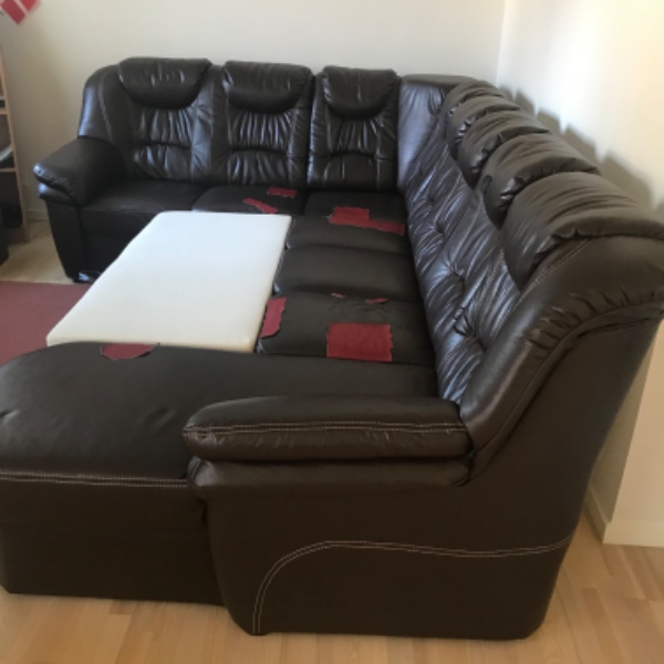 At køre en hjørnesofa på genbrugspladsen