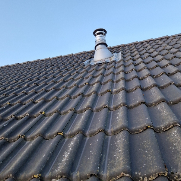 Inddækning omkring skorsten skal reparere (stoppes tilbage ind under stenene, det har løftet sig).