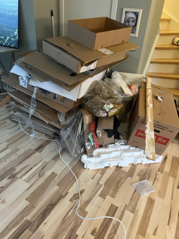 der skal smides pap fra nyt køkken ud og 3 bordplader, samt byggeaffald