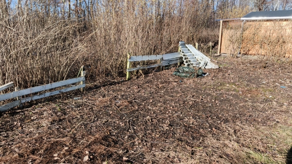 Hjælp til at rydde tagpap og tønde væk