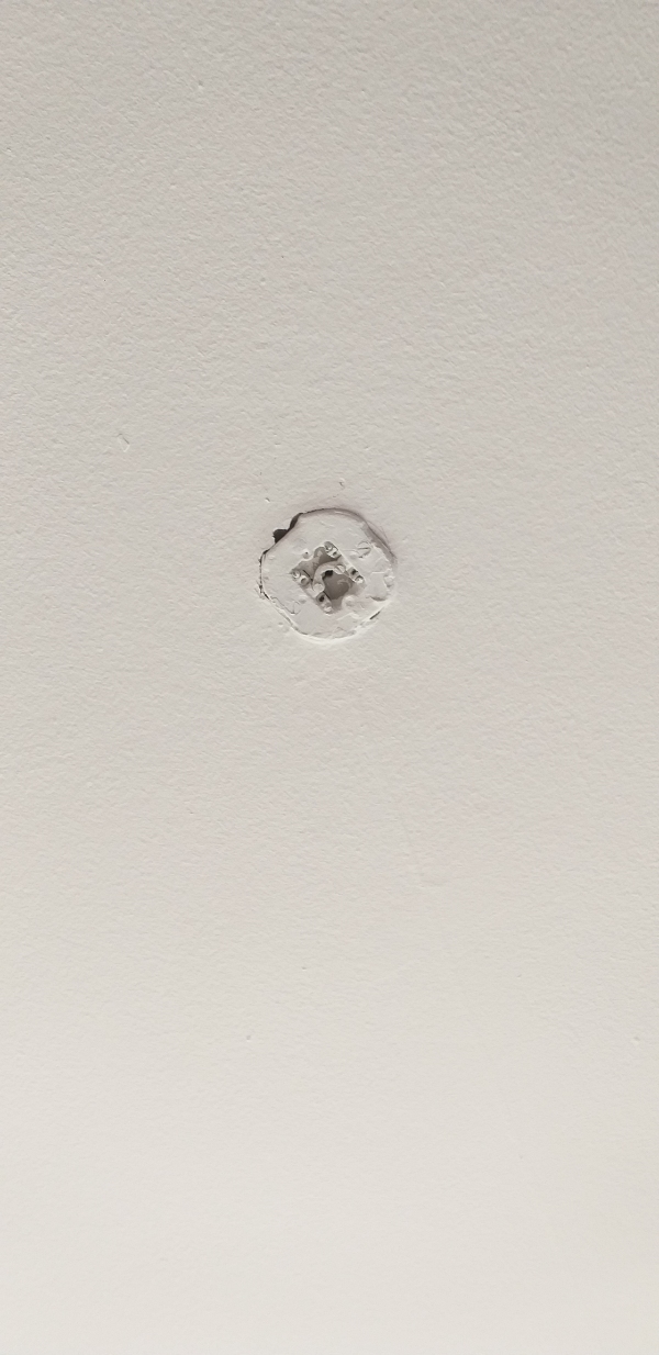 AFVENTER.. Opsætning/udskiftning af tre loftslamper. Opsætning af to stk lamel gardiner.