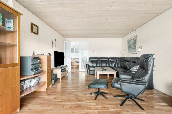 Fjerne tapet, putsning af vægge, filt på vægge, malet, loft  stue, paneler og dørkarme 127 kvm ring