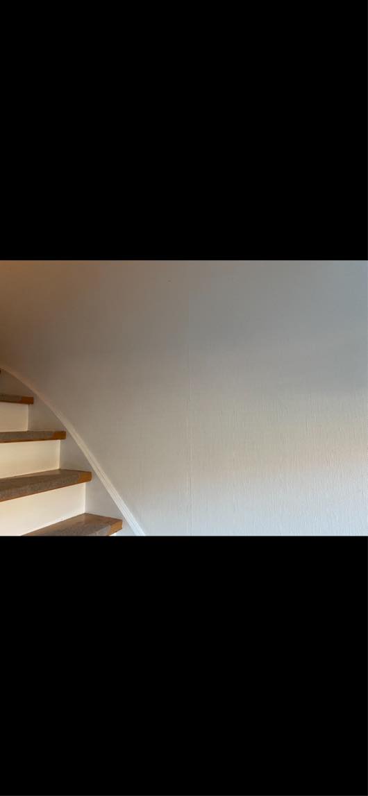 Håndliste til væk og låge under trappe