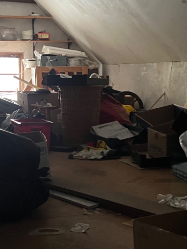 Rydning af loft i gammelt hus i Allinge