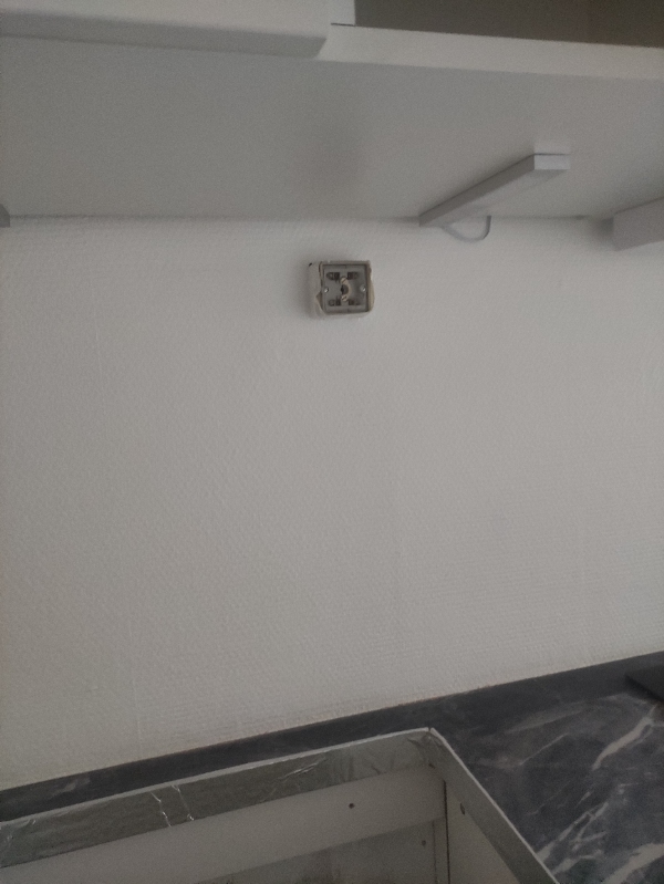 Skære et hul i laminat bordplade og opsætning at lys, ovn og emhætte