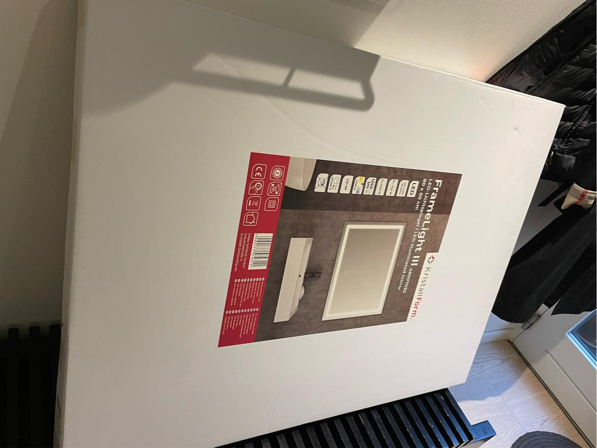 Spejl med lys tages bed og nyt sættes op