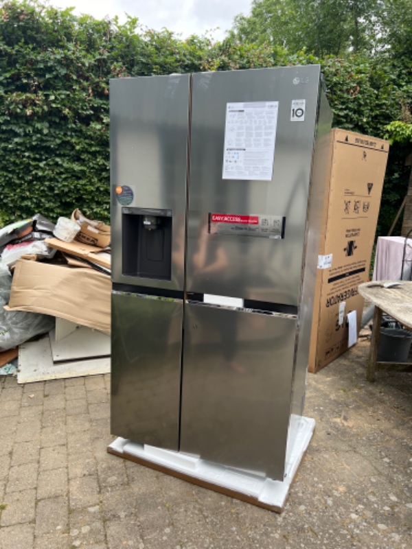 Løfte ind et amerikaner køleskab