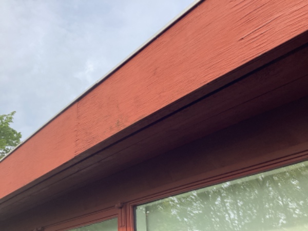 slibning af træværk udendørs. et par timer