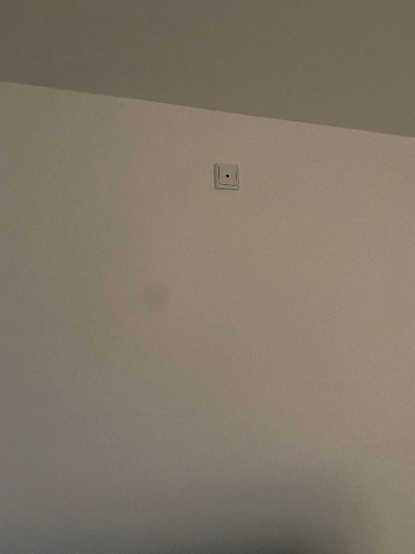 Udskæring af hul i gipsvæg med flot afslutning.