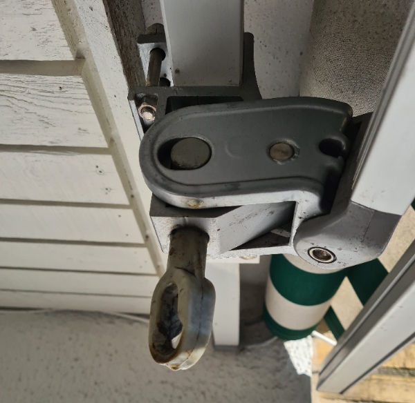 Reperation af Knækarm Markise