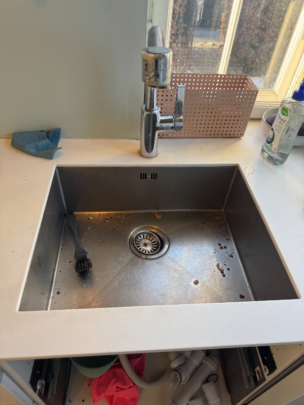 Skift af køkkenvandhane, og en ballofix og tætn afløb