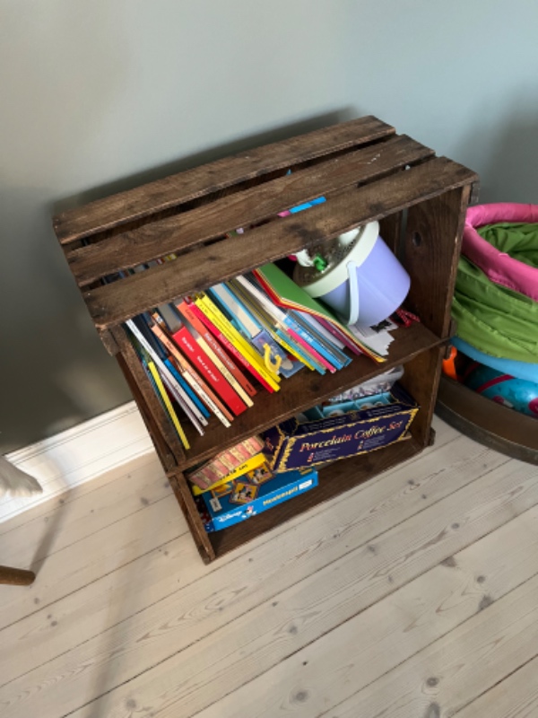 Opsætning af skab, æblekasser, flet tavle, spejl