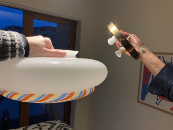 Ophæng et stort spejl, tre lamper, hjælp til beslag, fatning og ledningsmontering tre lamper