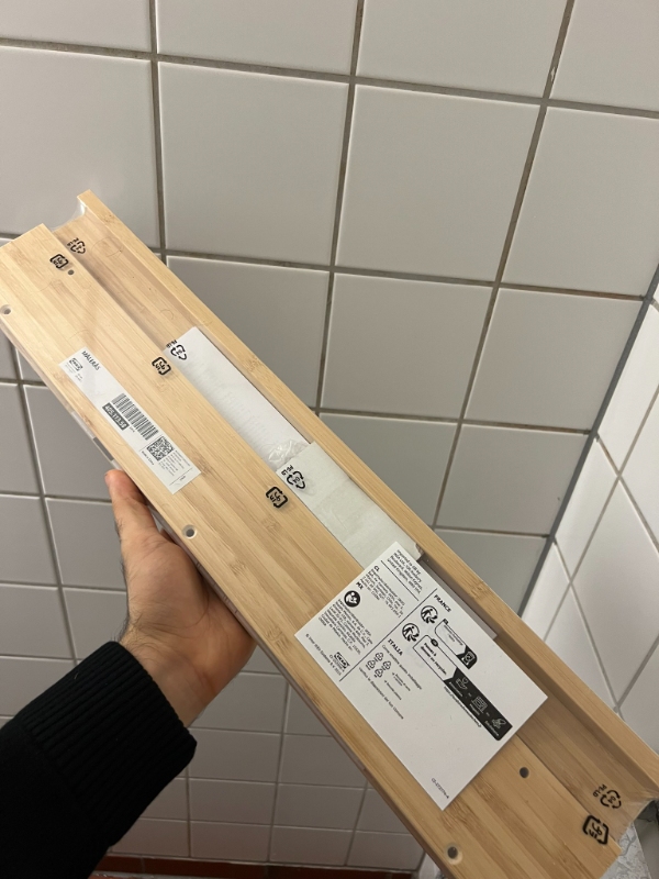 Opsætning af væghængt klapbord (stue), vægthængt plade (badeværelset), forøgelse i højde af gardinstang (badeværelse)