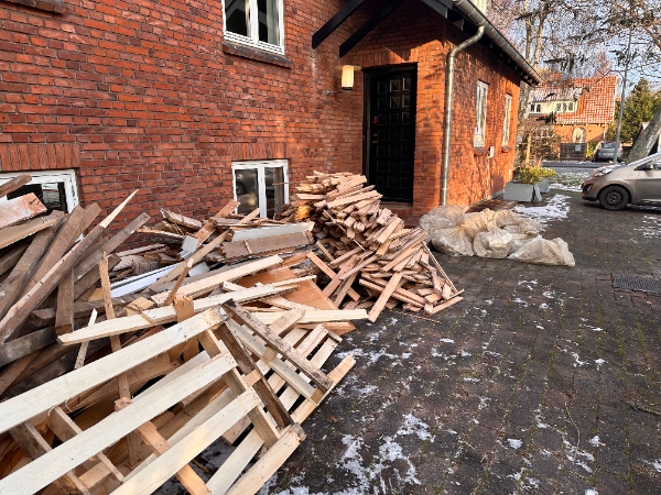 Afhentning af byggeaffald - primært trægulv og brædder fra væg + enkelte radiatorer