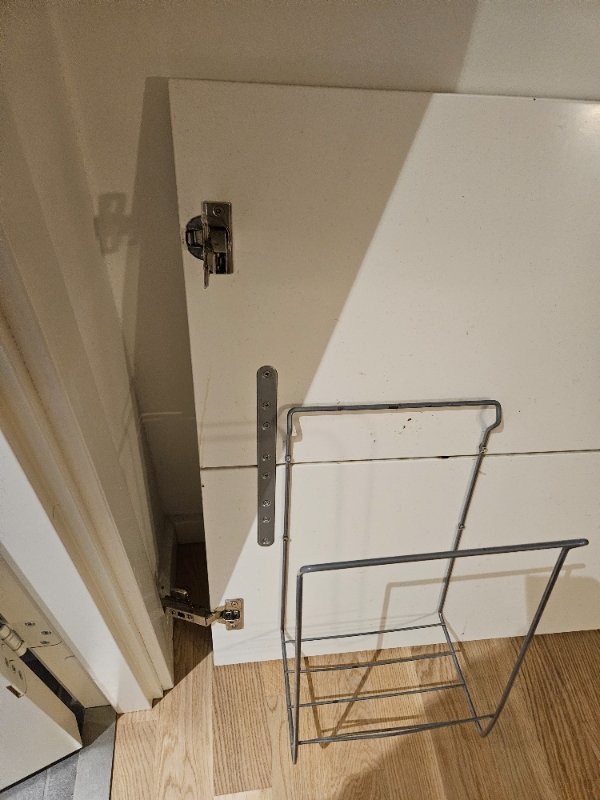 Spånplade da køkkenlåg er faldt af