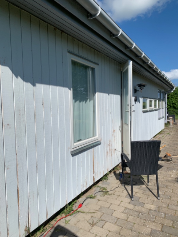 Male træ sommerhus udendørs