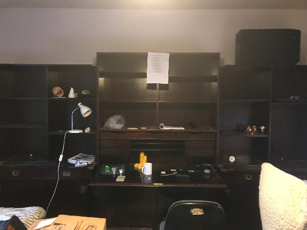 vi har behov av 2 stærk mænd for at hjælp os med at flytte Vi har en liftvogn