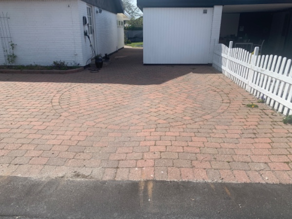 Omlægning af ca. 12 m2 herregårdssten i indkørsel, som skal hæves til i vatter med stabilgrus