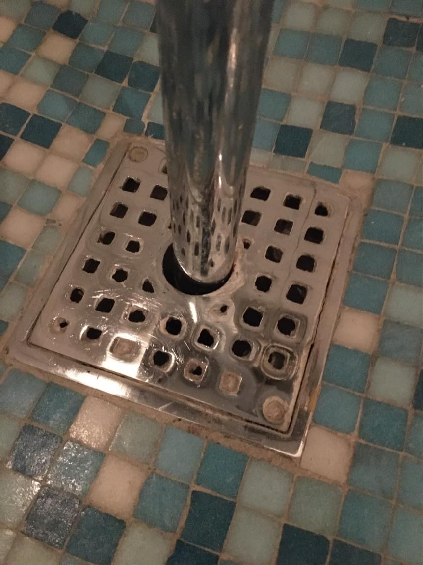 VVS afløb med synlig betonkant