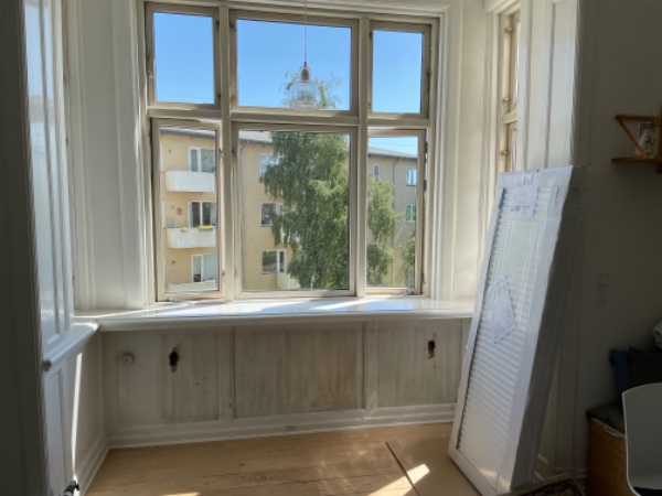 Karnap, hvor radiator har siddet. Isolering, skelet af træ, forstærkning hvor radiator skal ophænges