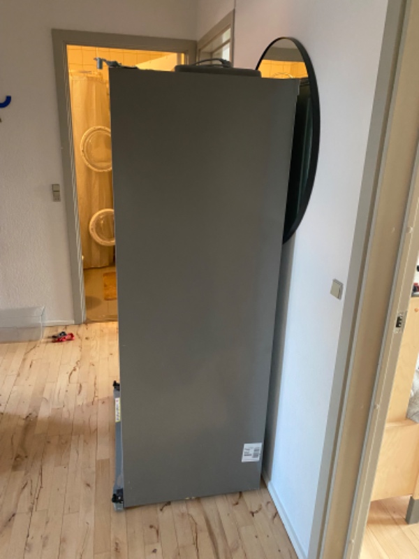 Amerikaner køleskab skal ned fra 4sal og tages til skraldeplads, døre og indhold er taget væk,