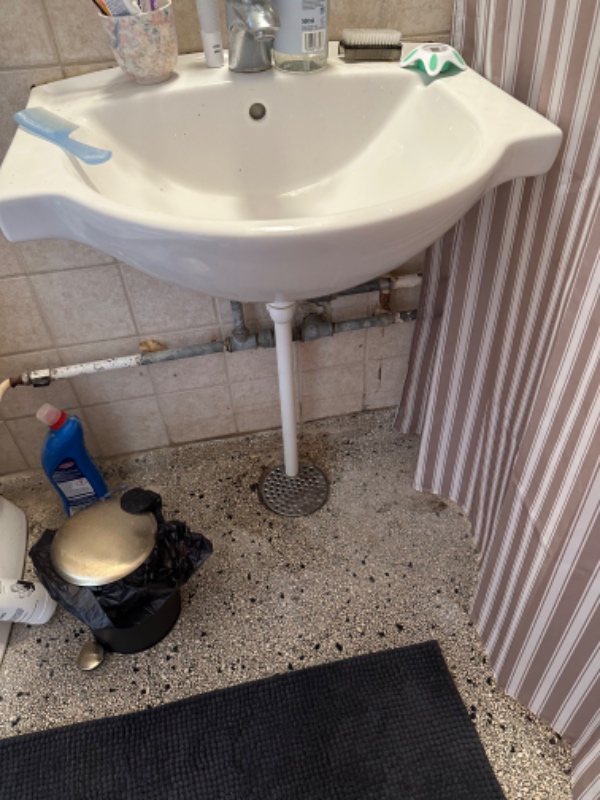 Montering af håndvask på badeværelse