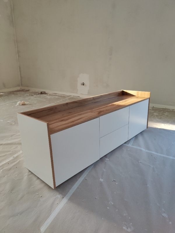 Opsætning af fodlister i lille køkken, opsætning af lamper, opsætning af vægskab