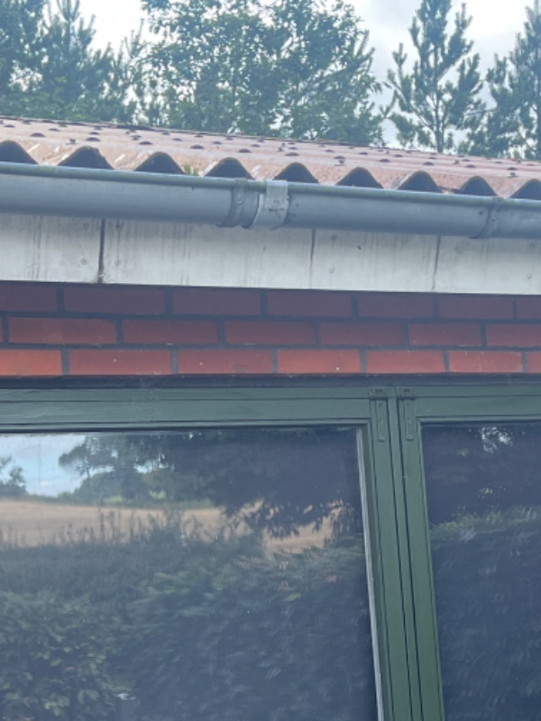 Reparation af tagrende+ kobling til ny nedløbsrør + tilkobling til regnvandstønde