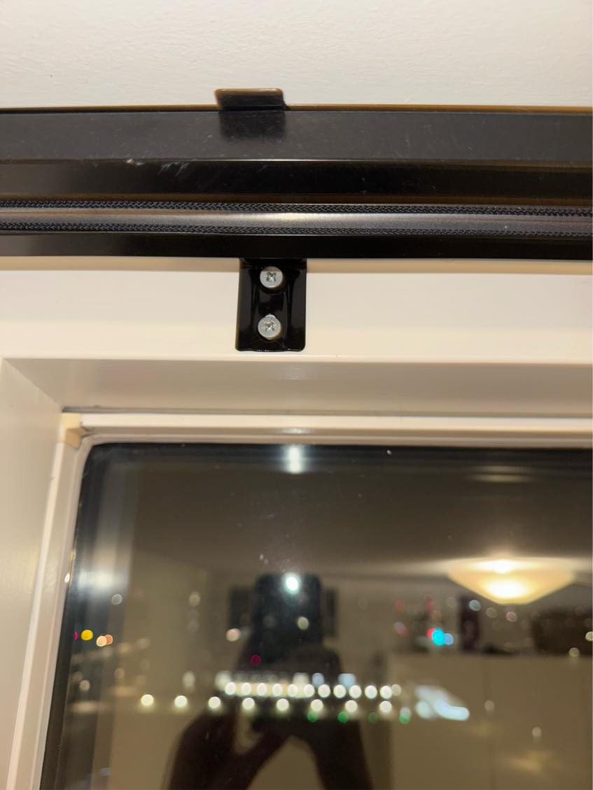 Opsætning af loftlampe og lamelgardin