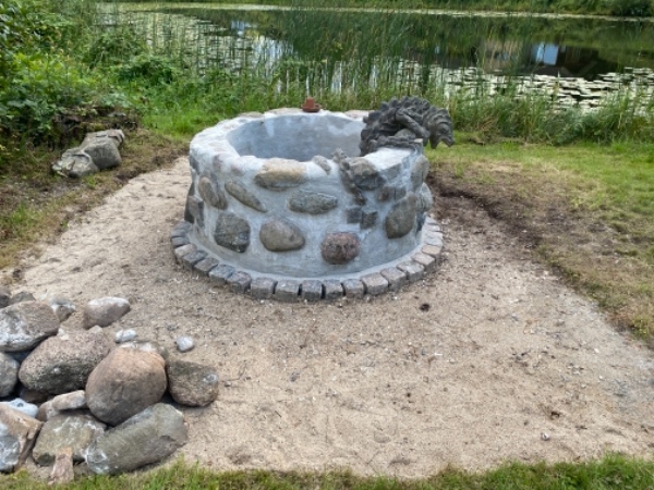 Lagt brosten rundt om brønd