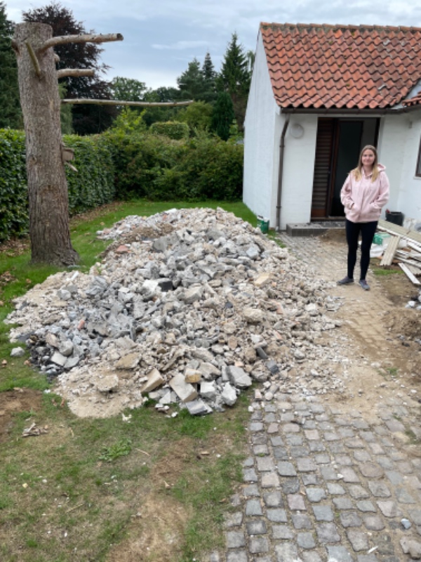 Fjernet affald fra forhaven. Primært beton og jord