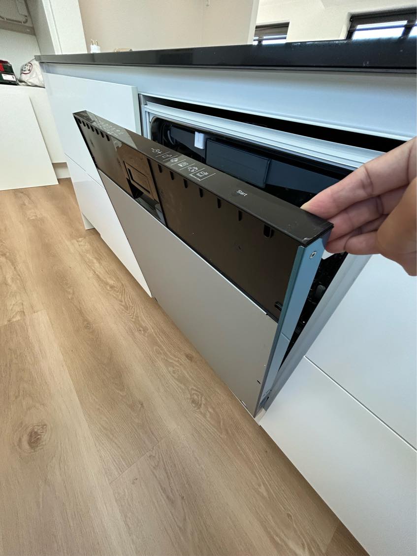 Montering af HTH skabslåger på integrerede hvidevarer