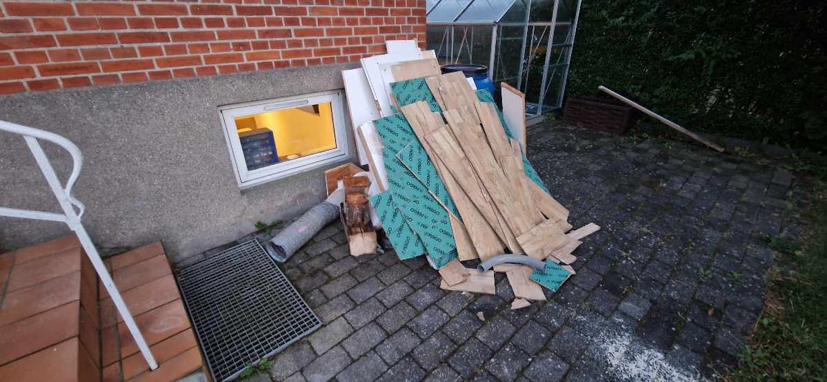 Fjerne byggeaffald (95% indendørs træ)