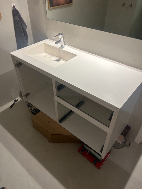 Hjælp til ophæng af badeværelsesmøbel