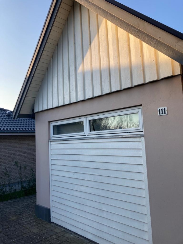 Male træværk på hus