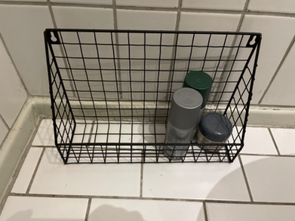 Hæng spejl og hylle i badeværelse