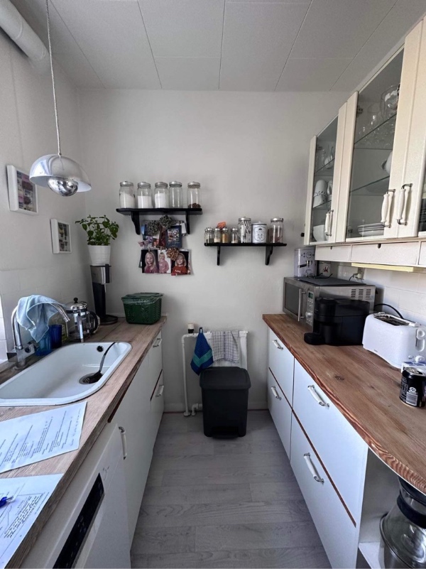 fuldspartlet stue / spisestue / køkken-alrum, sat glasfilt op og malet