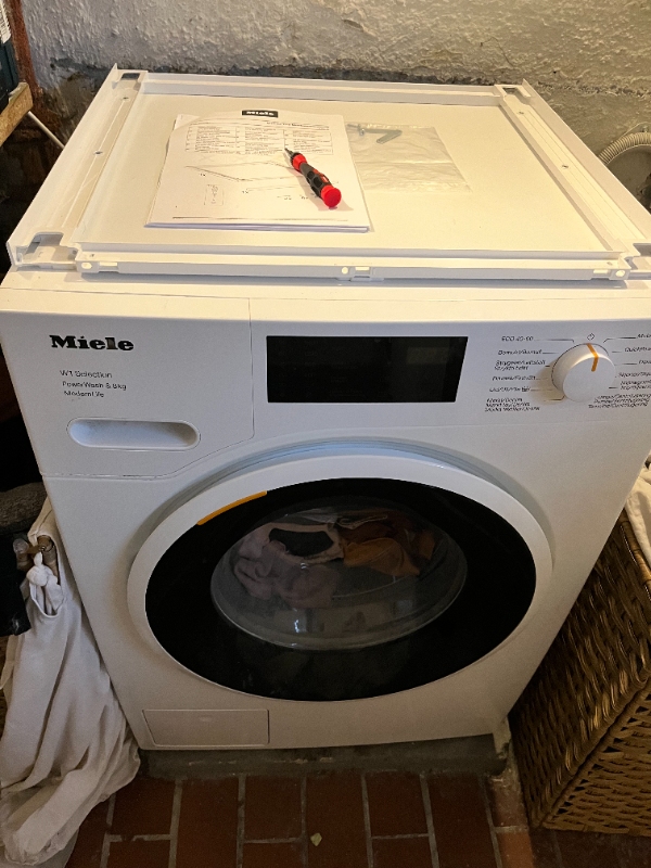 Fryser bæres ned i kælder med lavt loft