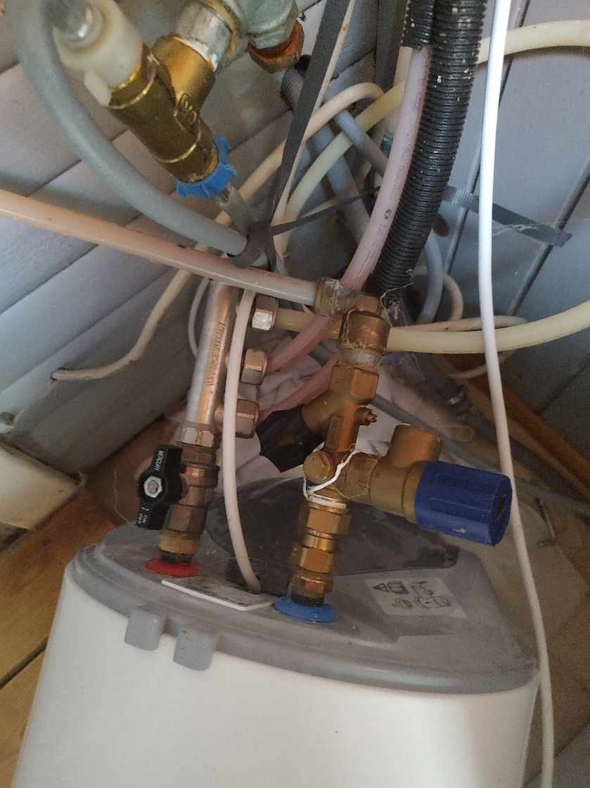 Hængt vandvarmer op. Den er faldet ned fra væggen....