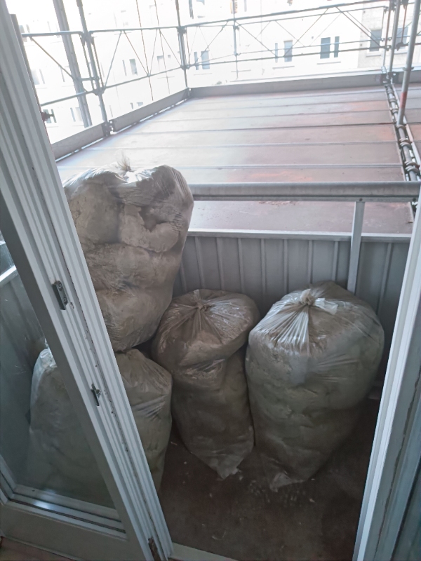 Afhentning af byggeaffald. Gips og pudsvæg.